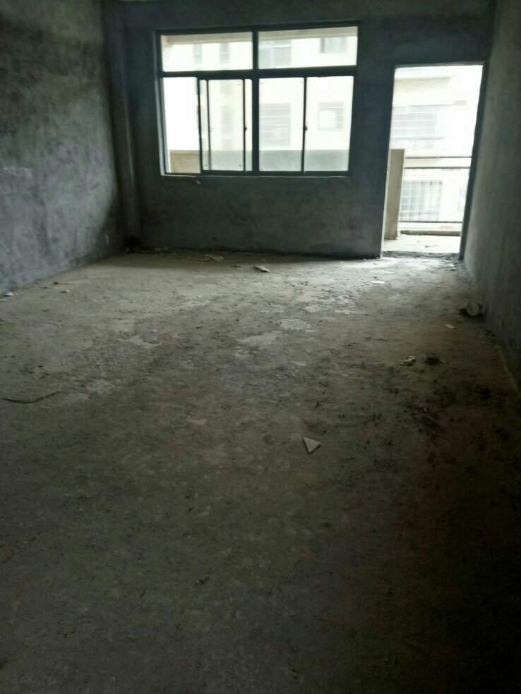 城南毛坯房带露台出售,户型好