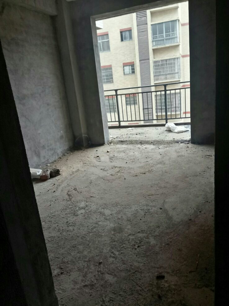 城南毛坯房带露台出售,户型好
