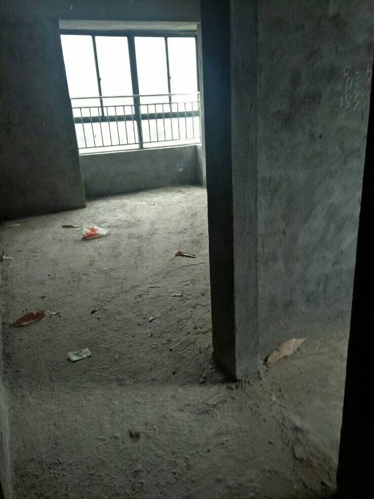 城南毛坯房带露台出售,户型好