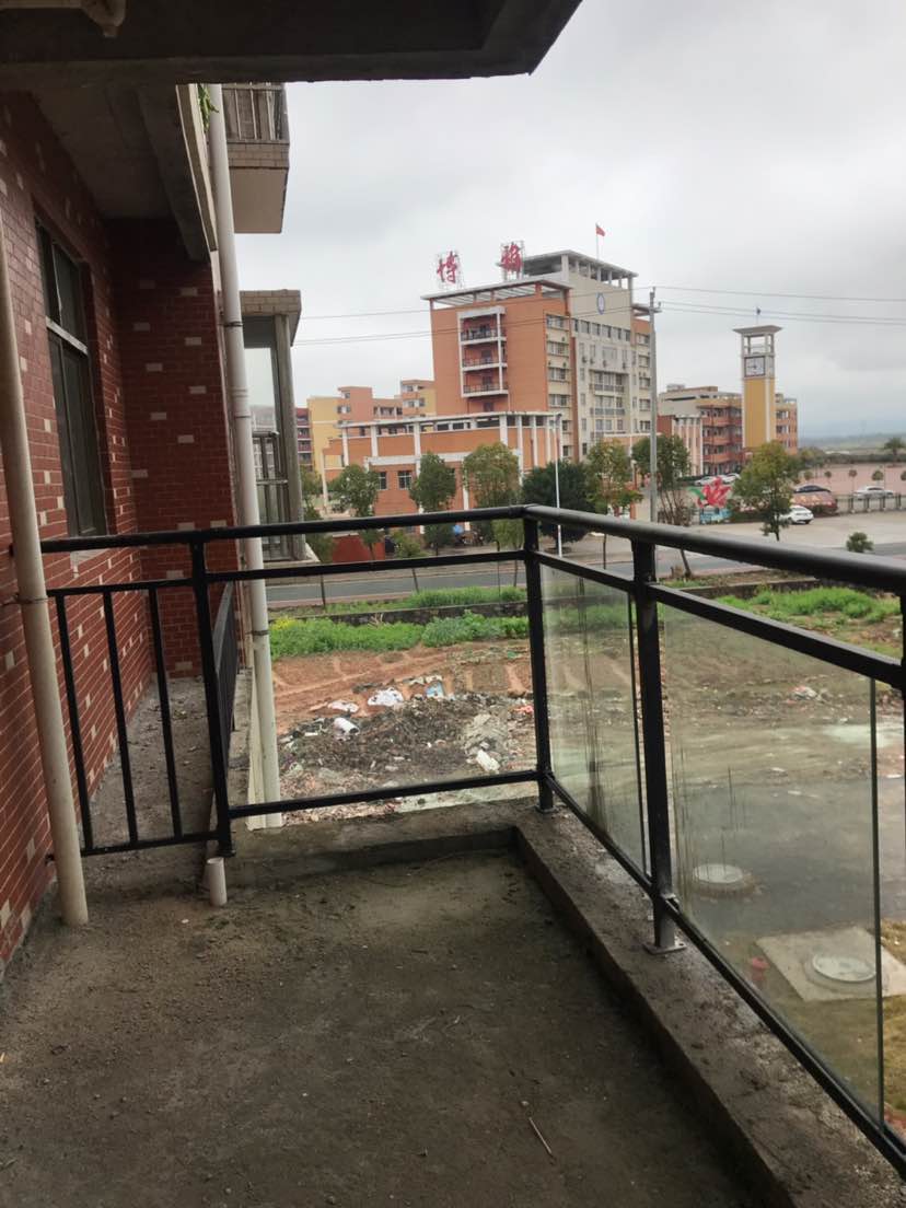户型方正,楼层好,带超大露台