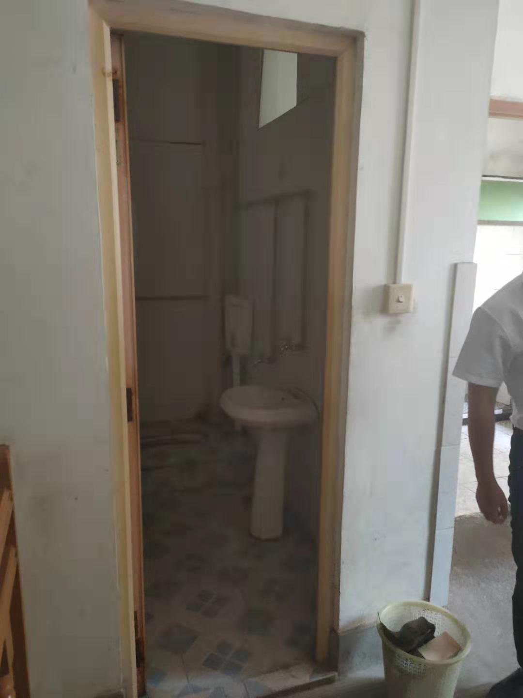 东路小区中心商铺,位置好,价格便宜,现在在出租状态。。