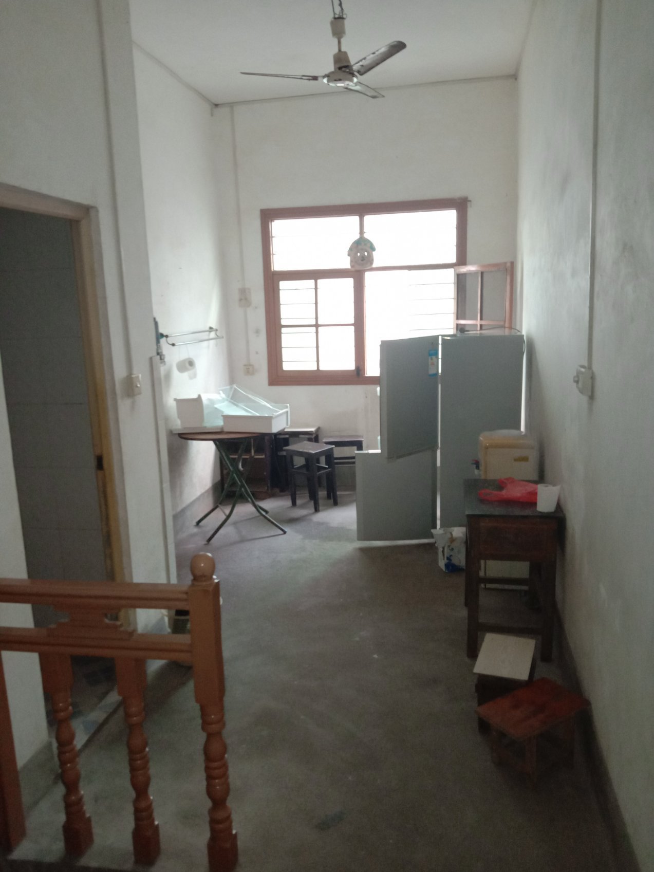 东路小区中心商铺,位置好,价格便宜,现在在出租状态。。