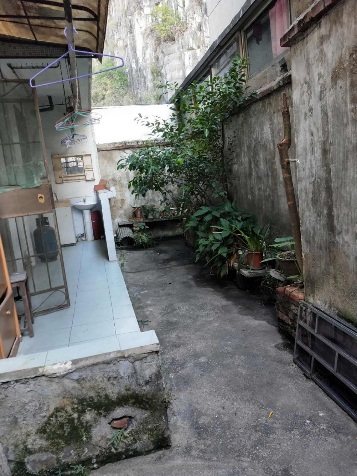 中山北路36号三房急售，带20平露台，三楼有个小杂物间