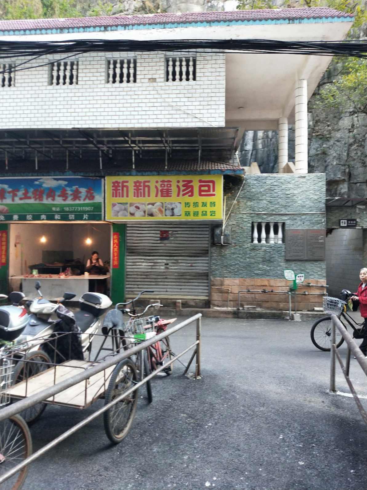 中山北路36号三房急售，带20平露台，三楼有个小杂物间