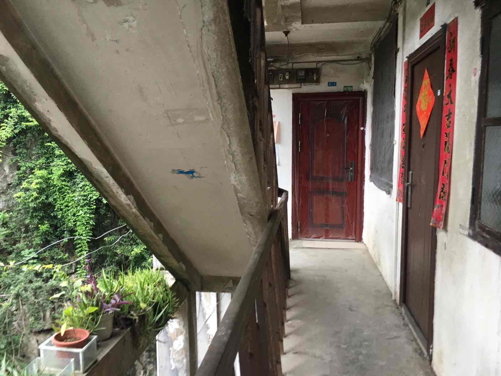 中山北路69号，路边港中旅楼上，带个小杂物间