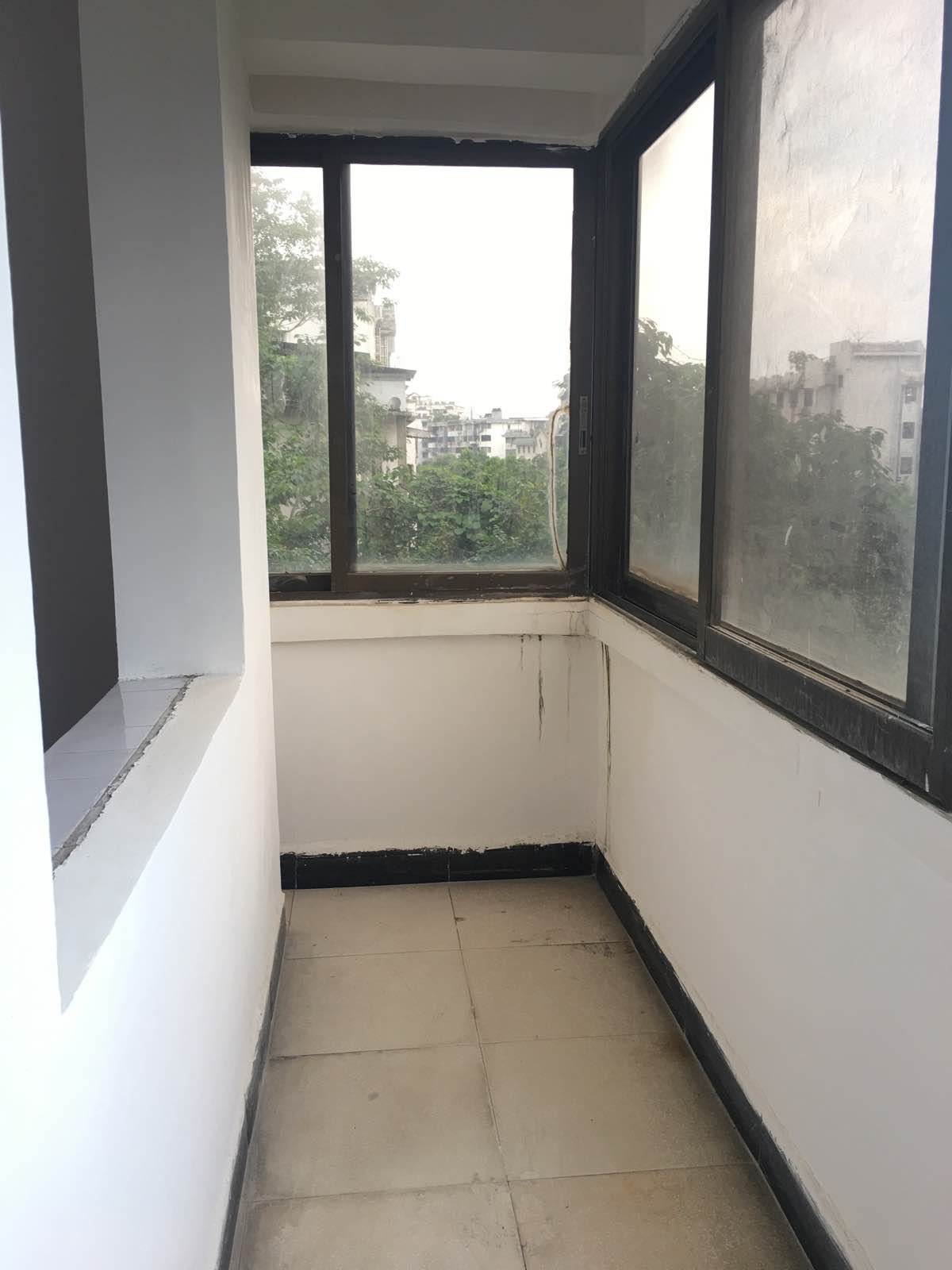 中山北路69号，路边港中旅楼上，带个小杂物间