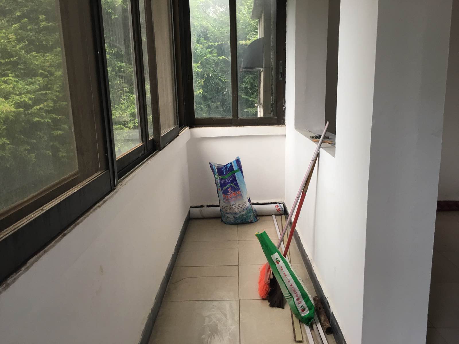 中山北路69号，路边港中旅楼上，带个小杂物间
