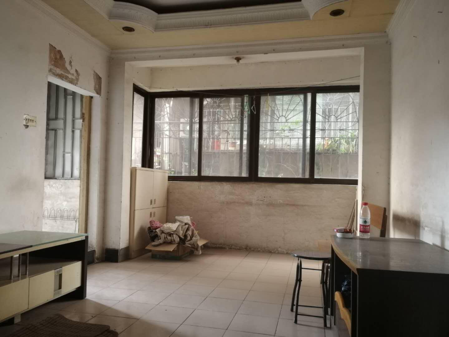 西山路西山小学。房东急卖特价出售。