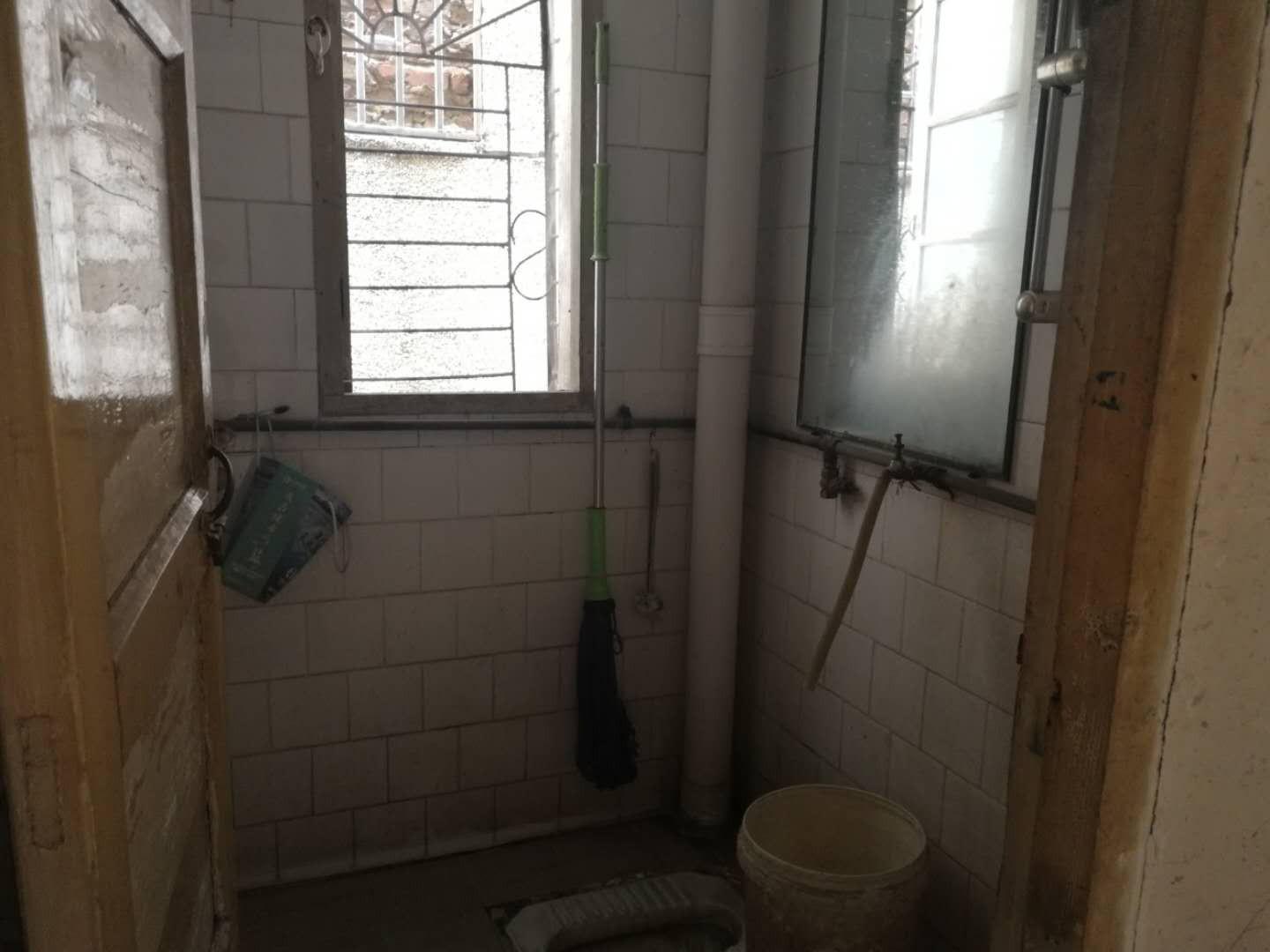西山路西山小学。房东急卖特价出售。