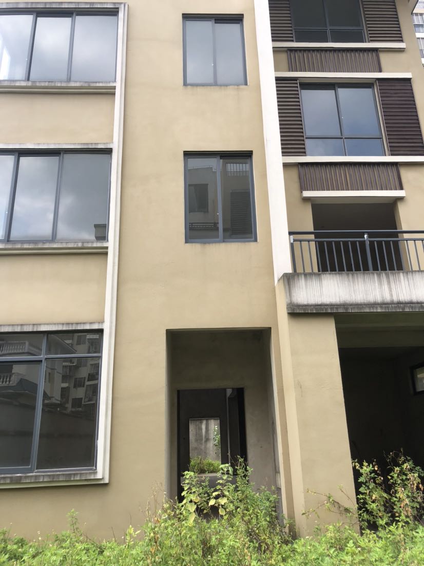 繁华地段，独栋独院。前后花园。独自一院两栋。有自家合院。