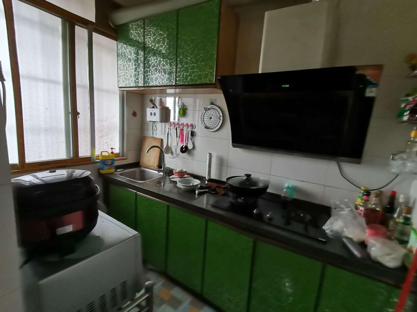 雉山路18号3楼2房精装修出售35万