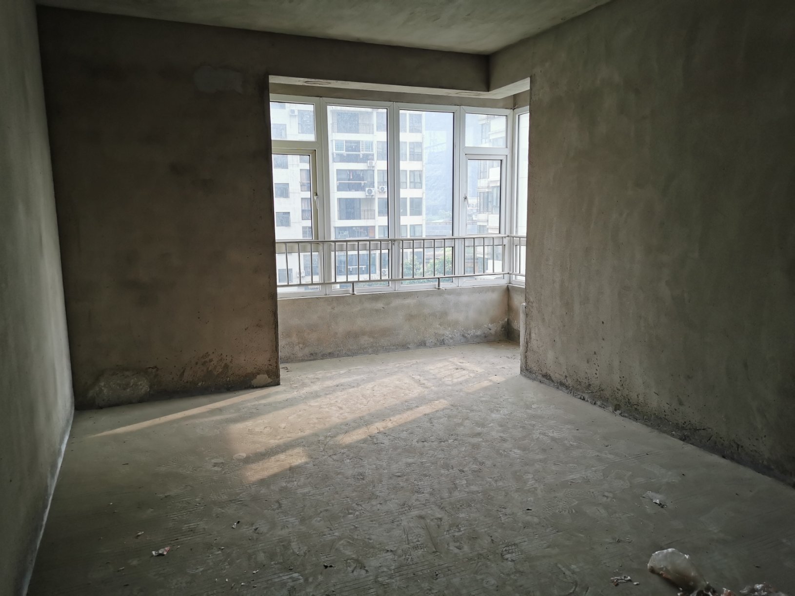 房东不想接很多电话，钥匙在店里，房子情况看跟进。