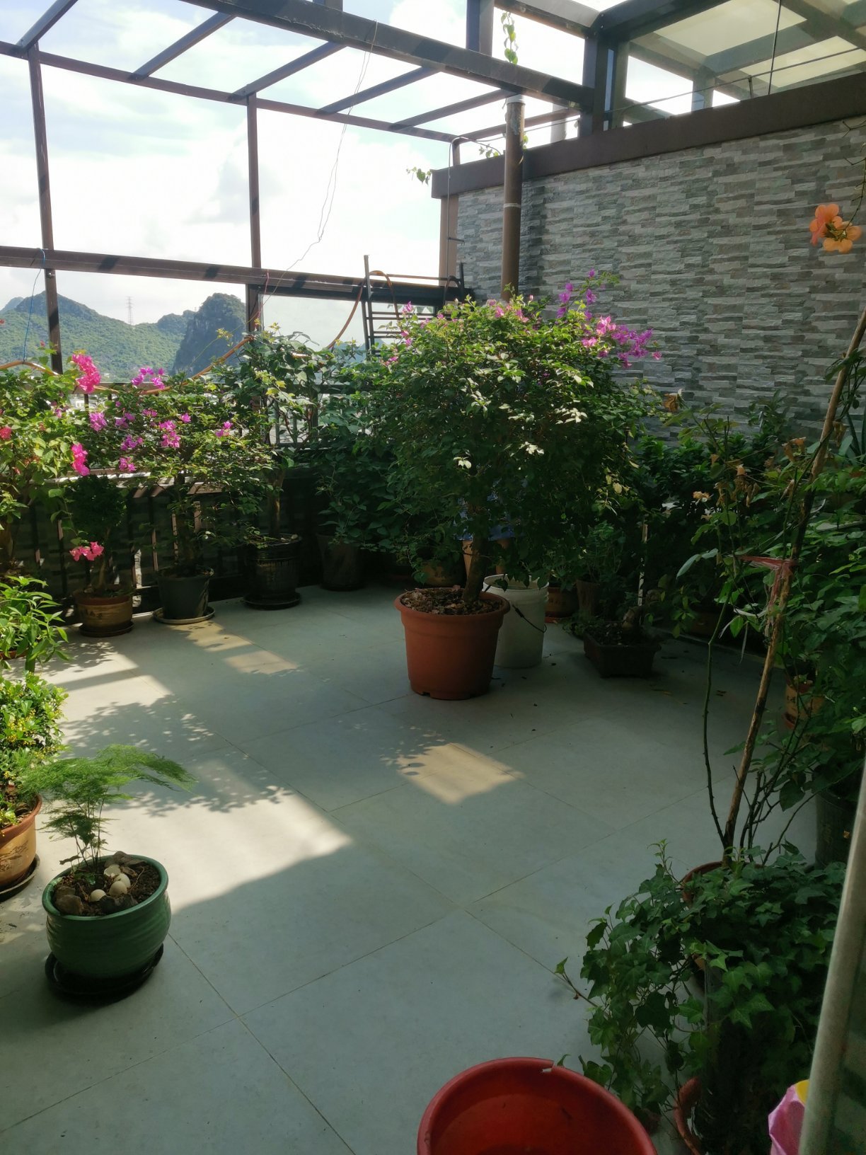 豪华装修大复试，全实木家具 带车位杂物间 欢迎看房，