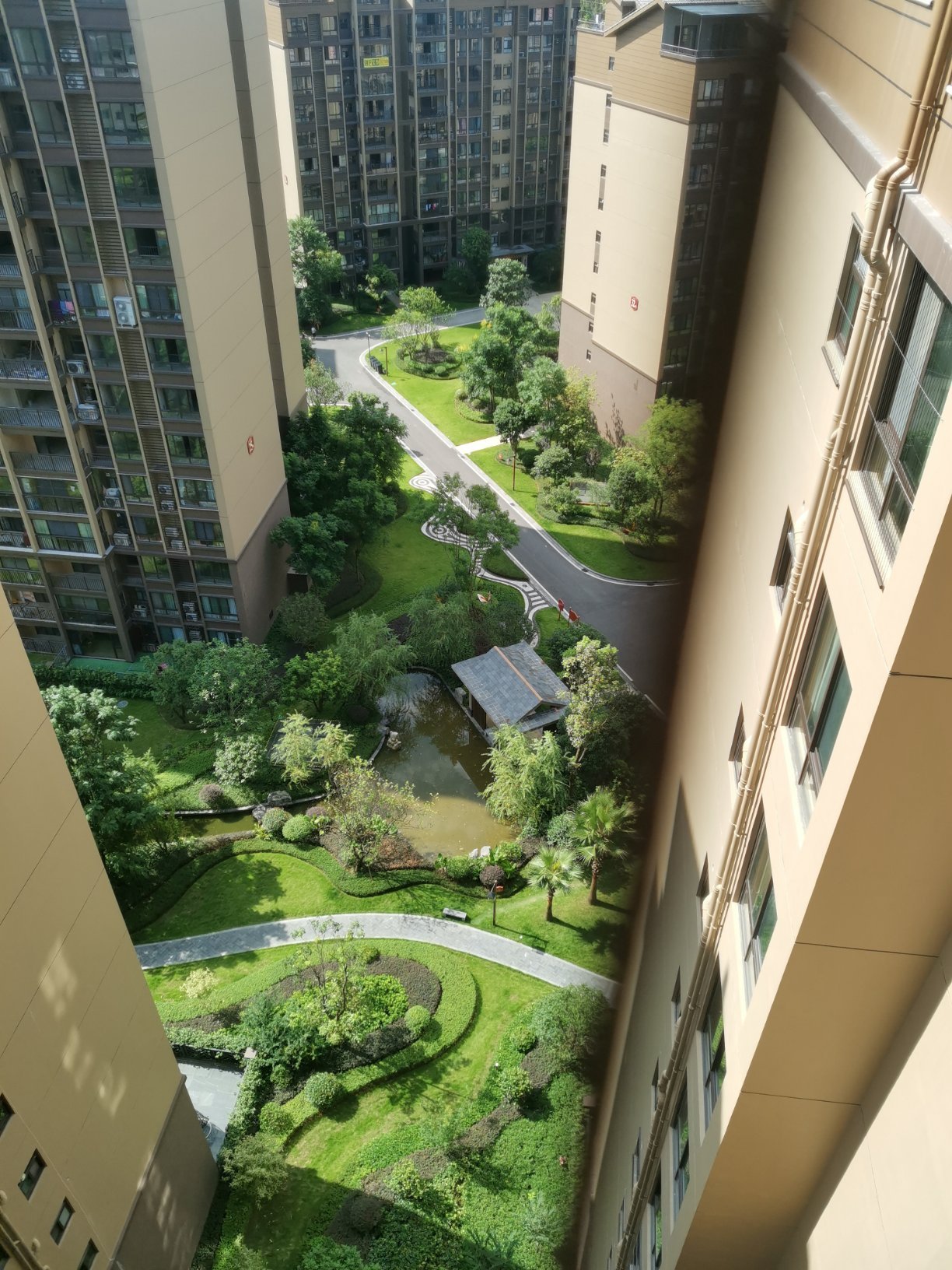 豪华装修大复试，全实木家具 带车位杂物间 欢迎看房，