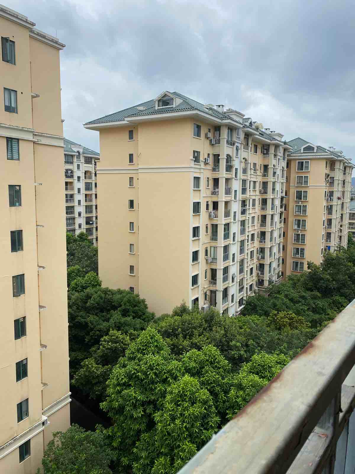 东晖国际大三房二厅二卫双阳台，小区中央，业主急售