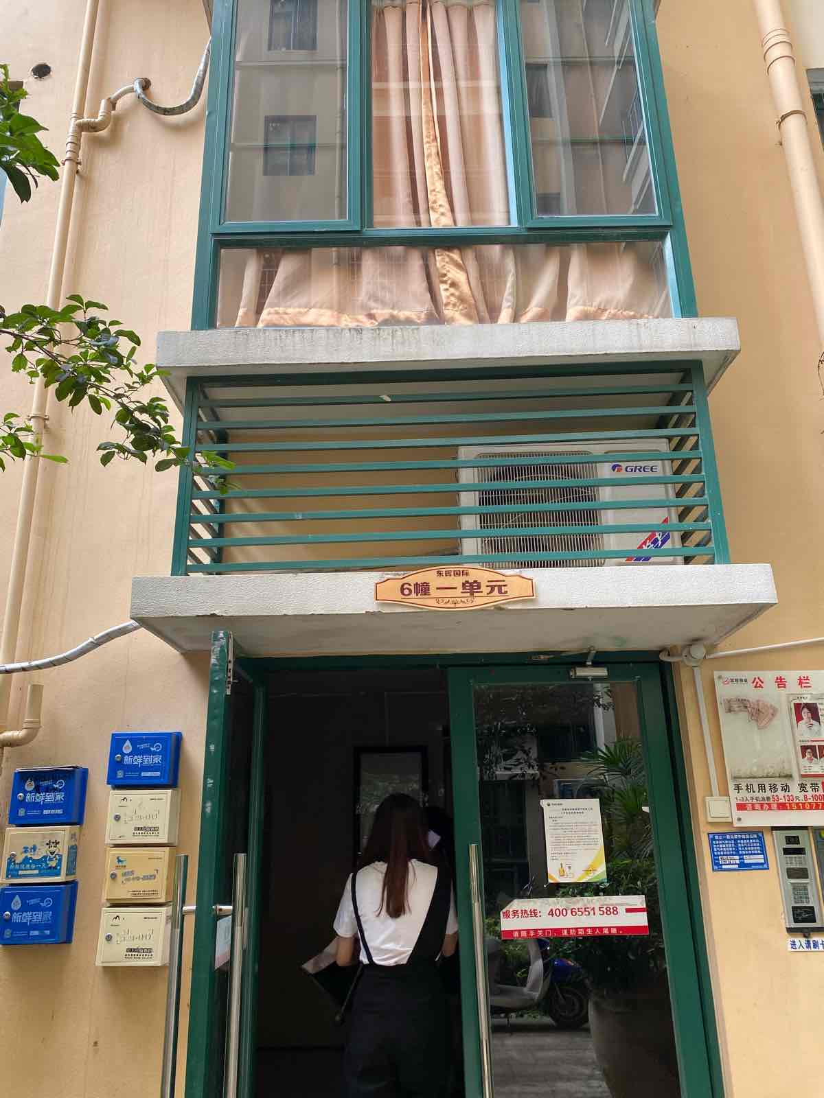 东晖国际大三房二厅二卫双阳台，小区中央，业主急售