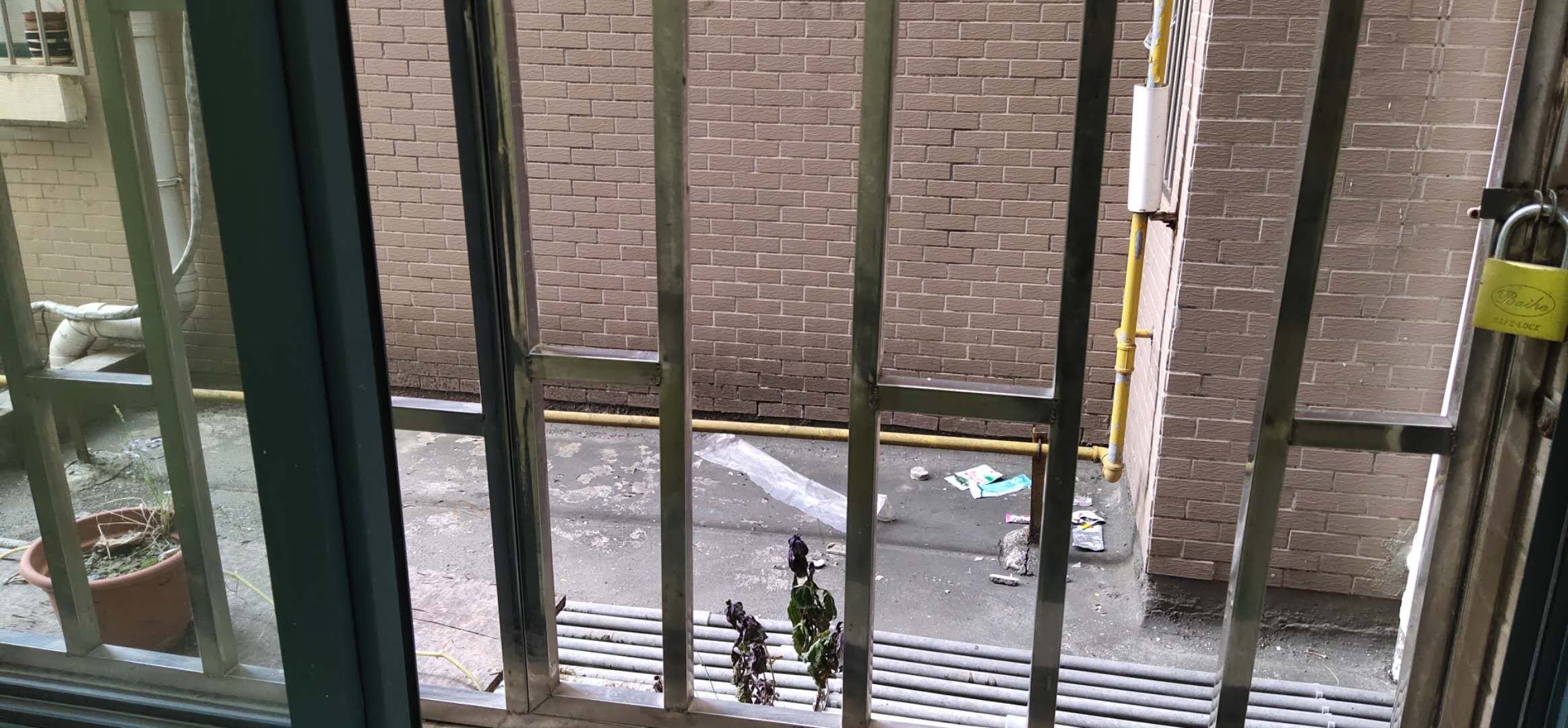 一房一厅二楼带露台精装修拎包入住