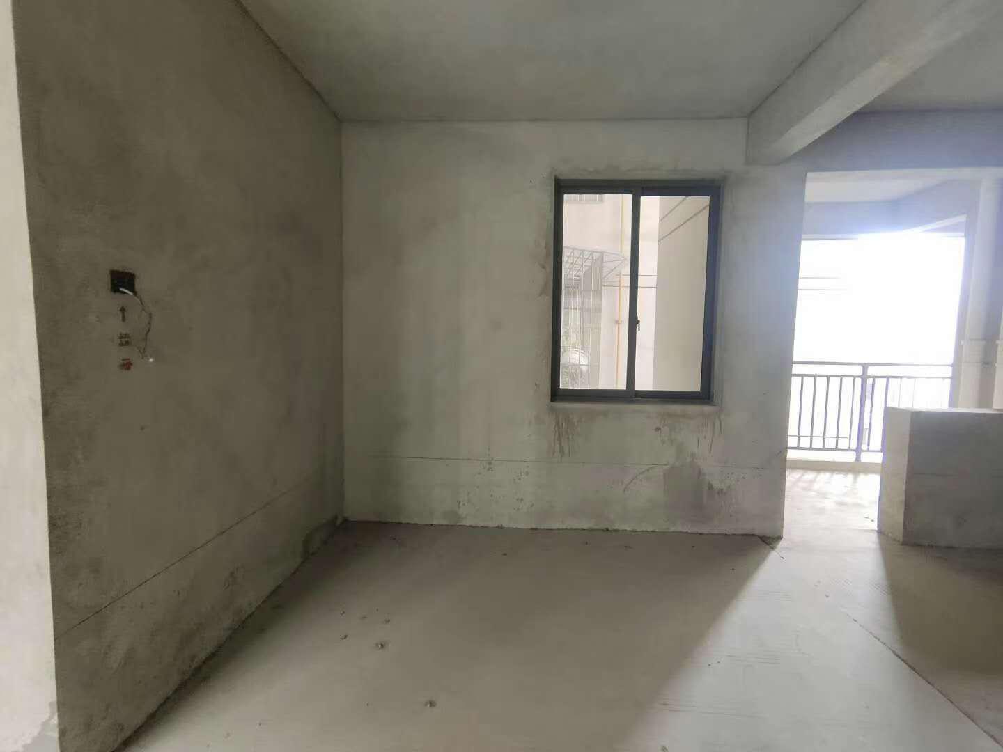 鸿通世纪华庭毛坯带花园，面积123㎡，欢迎品鉴
