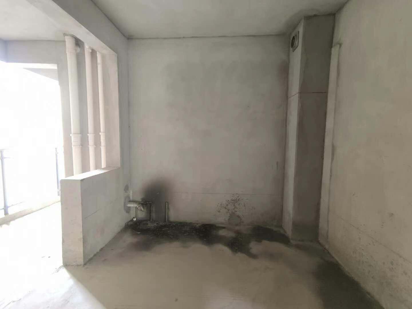 鸿通世纪华庭毛坯带花园，面积123㎡，欢迎品鉴