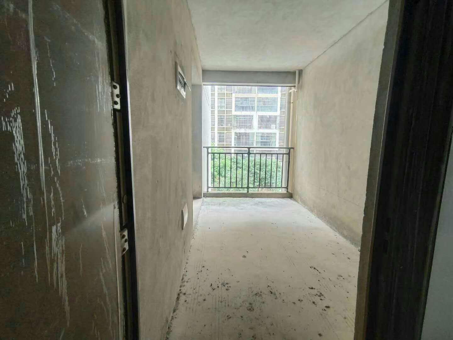 鸿通世纪华庭毛坯带花园，面积123㎡，欢迎品鉴