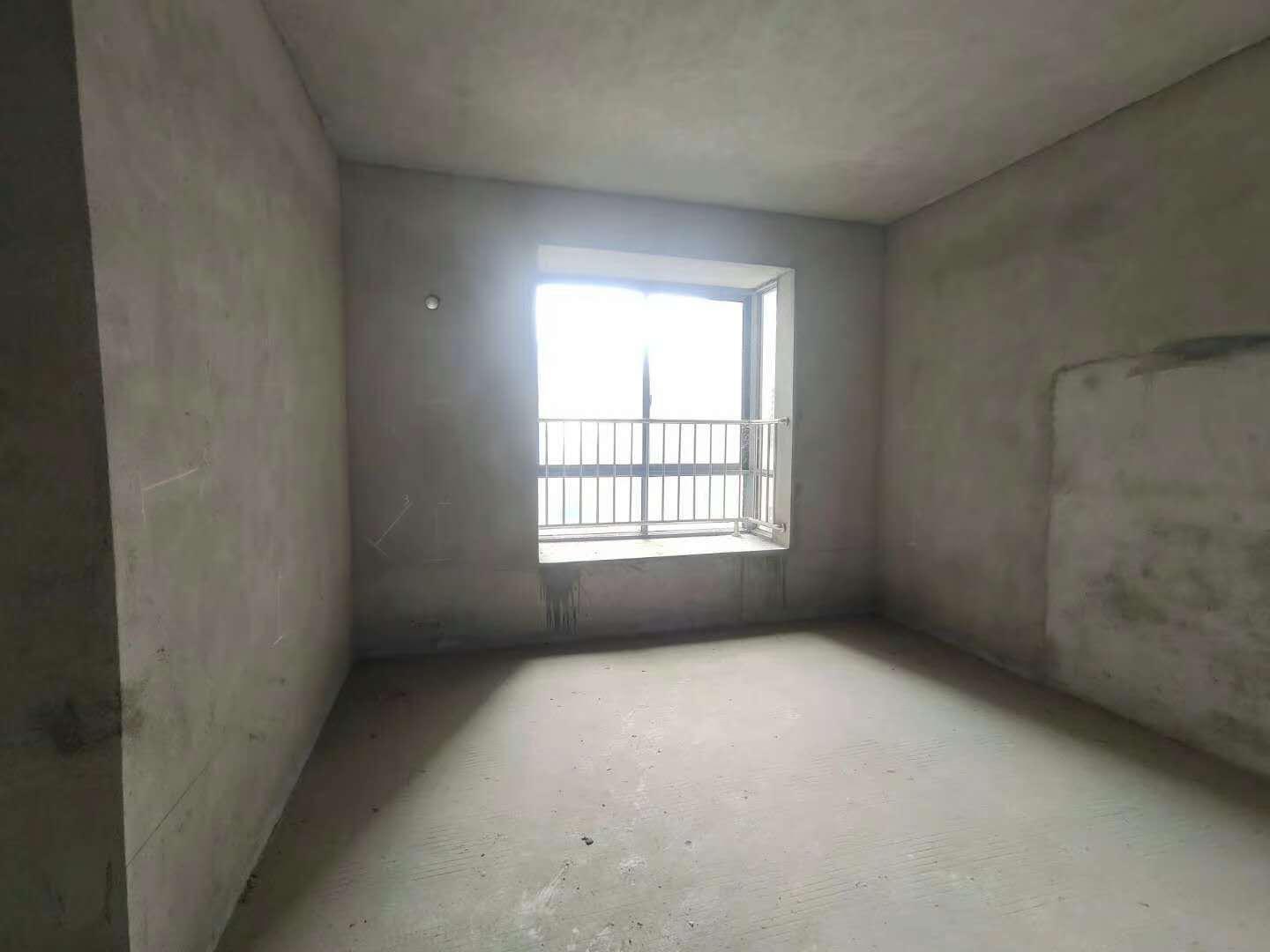 鸿通世纪华庭毛坯带花园，面积123㎡，欢迎品鉴