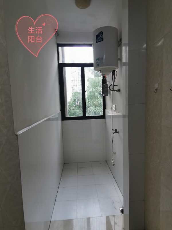水岸新城楼梯四楼，南北通透，学校旁