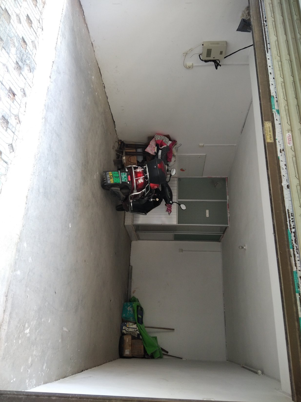 送30平车库.车库有水电及卫生间，家具家电全送，双证齐全