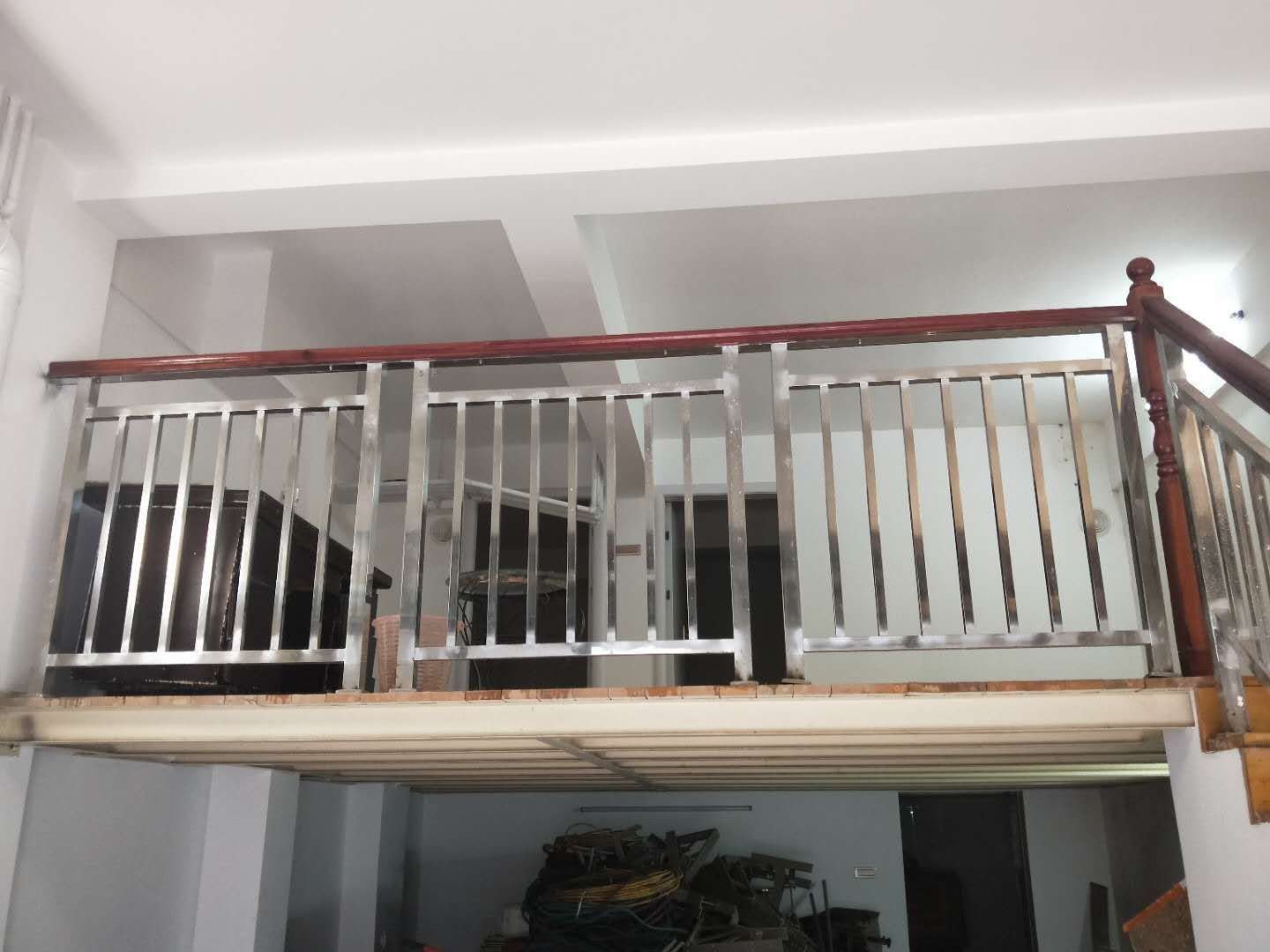 临街商铺门面已装修，内有阁楼及2个小房间，卫生间，厨房俱全