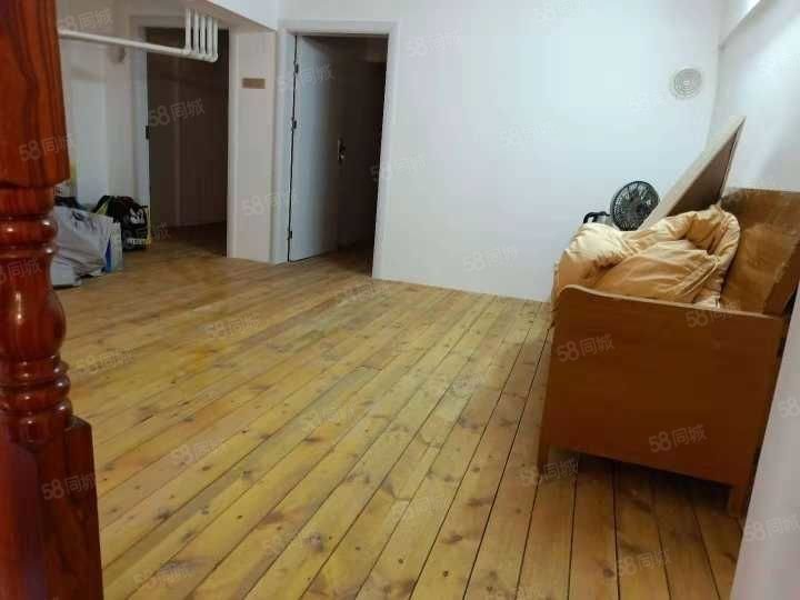 临街商铺门面已装修，内有阁楼及2个小房间，卫生间，厨房俱全