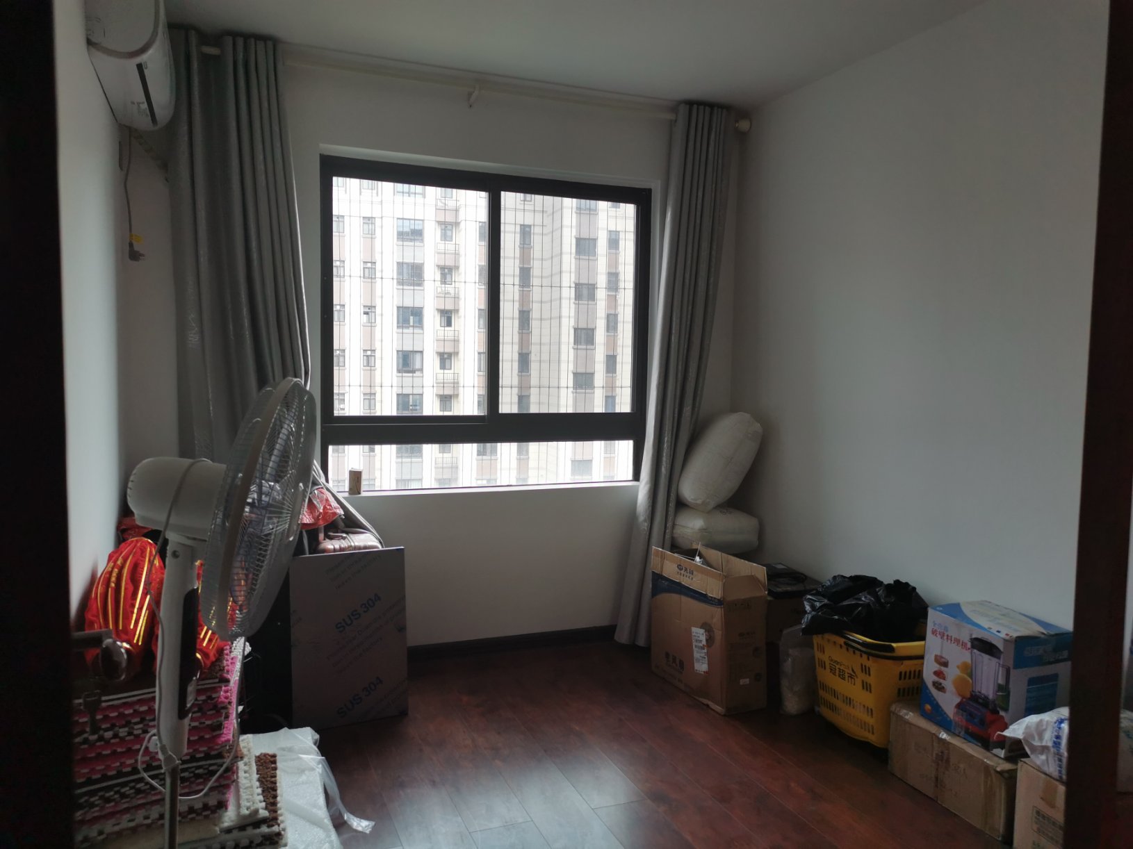 万达城4房2厅2卫精装，拎包入住 ，房东只住过一天，全新出售