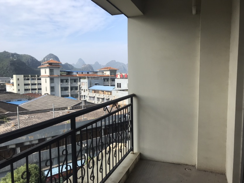 华鼎幸福里 南北通透采光很好，电梯8楼，两房毛坯