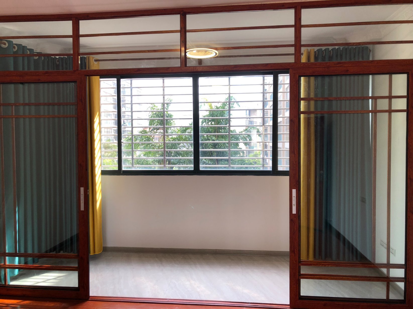 青青家园3栋9单元402精装修2房2厅，房东急售