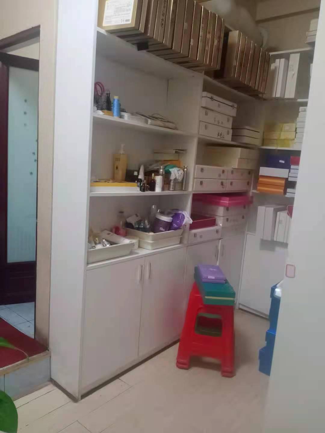 东路小区中心商铺,位置好,价格便宜,现在在出租状态。。