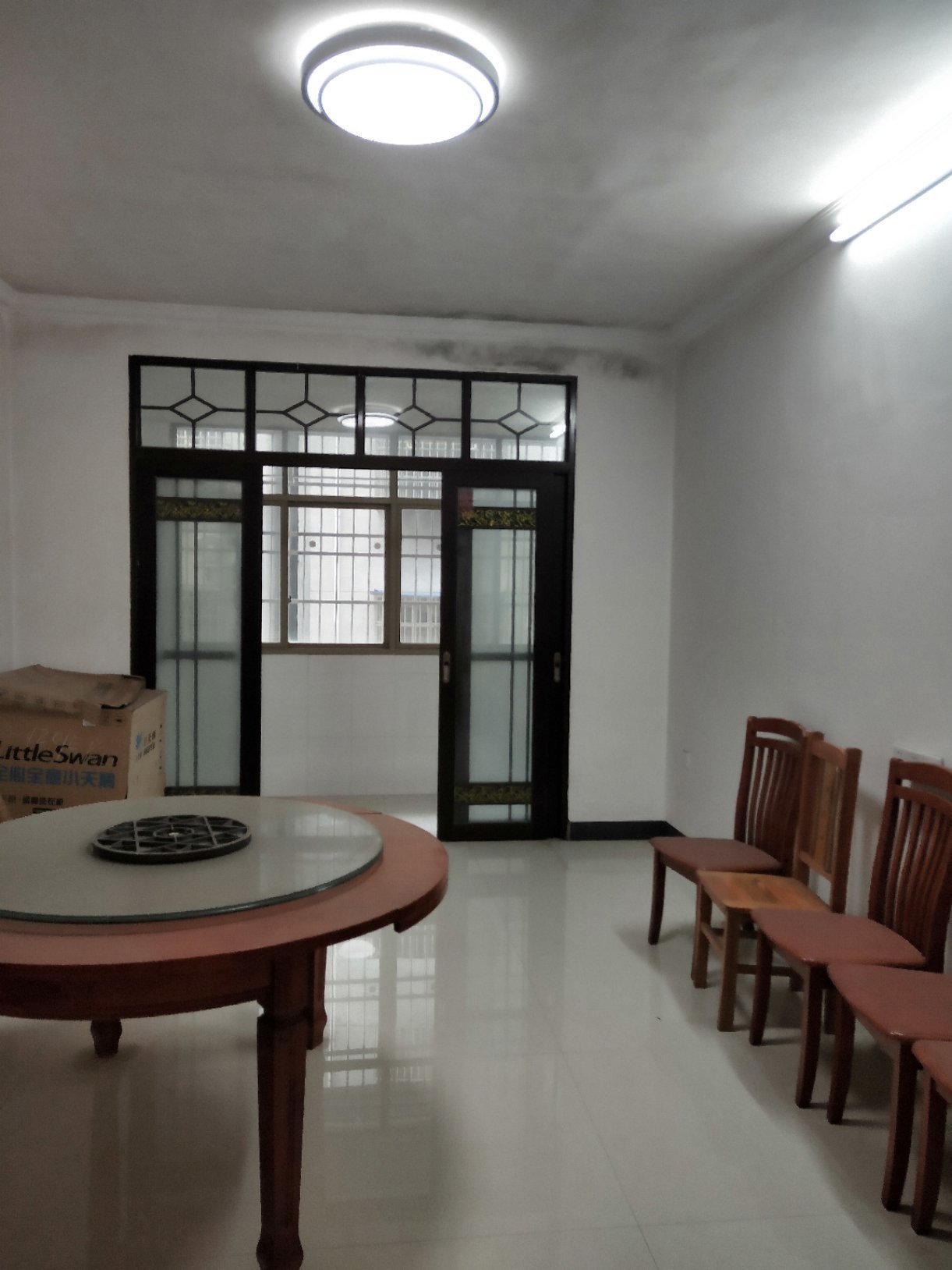 西门小区好房出租,南北通透有 家具,空调热水器,拎包入住