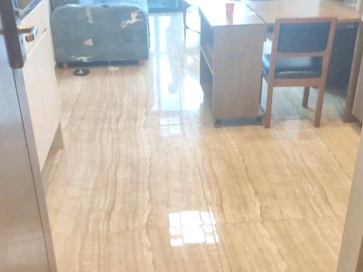 两房精装修，家具家电齐全