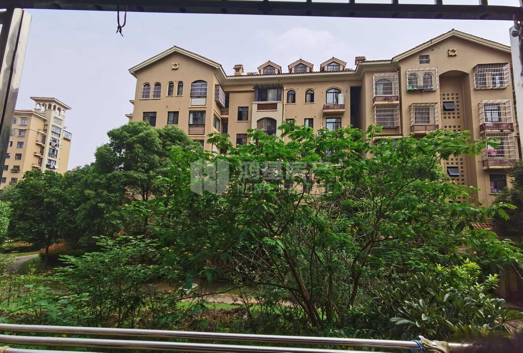 装修情况:精装房屋区域:南昌县所属小区:力高国际三期托莱多房屋产权