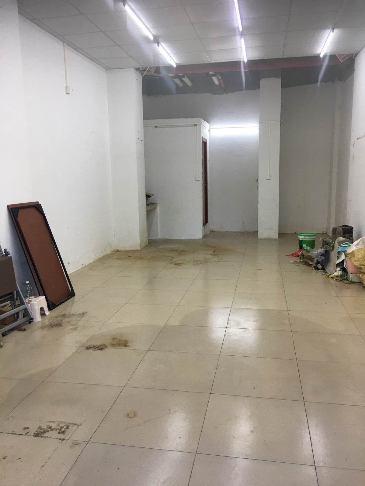 一楼底商户型方正1简单装修