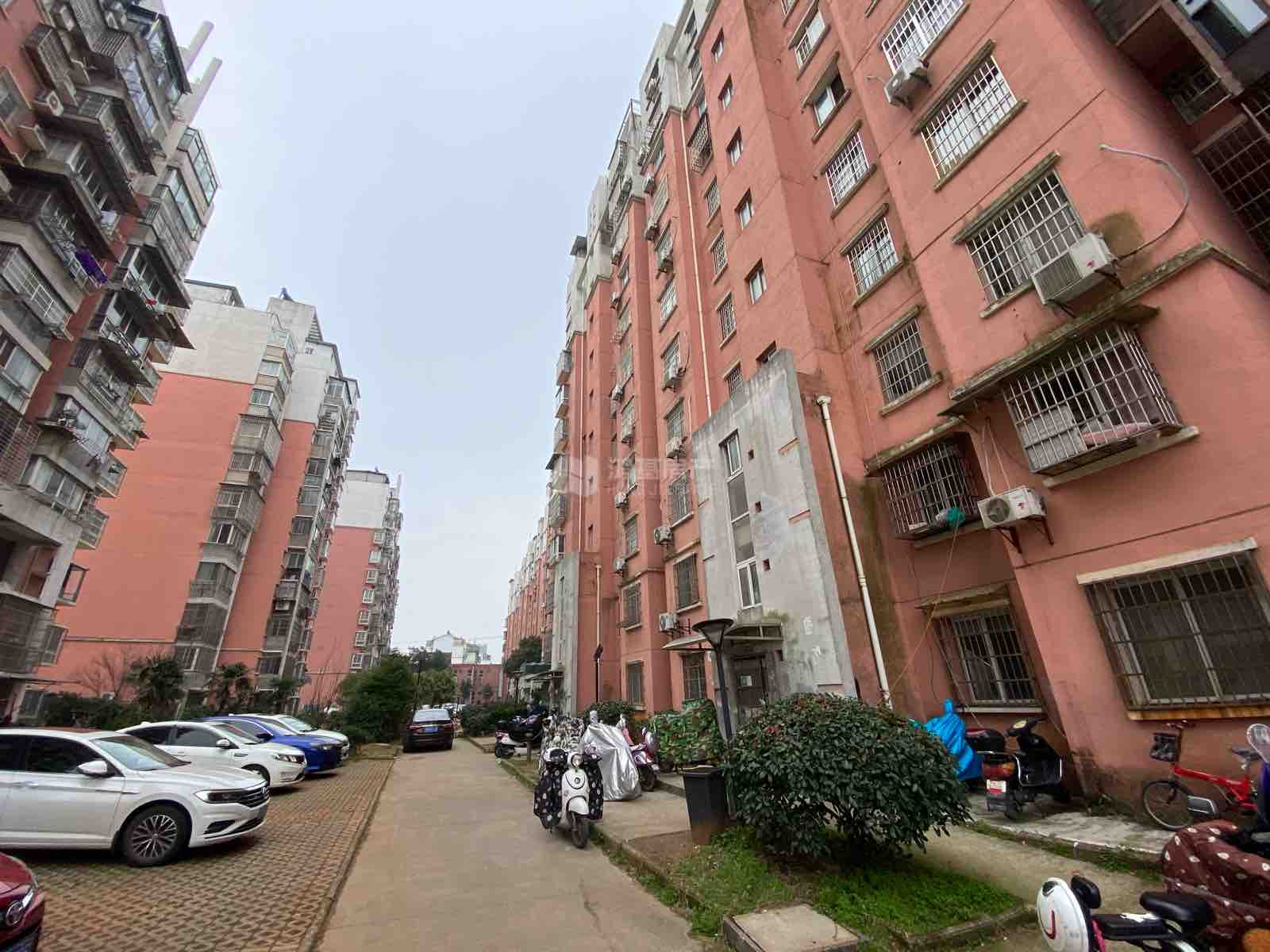 江西鸿基房产网-解放西路春晖园小区好房出售!此房两证全!